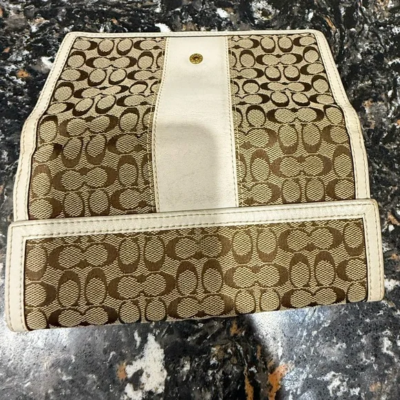 COACH Signature Wallet - Picture 6 of 9